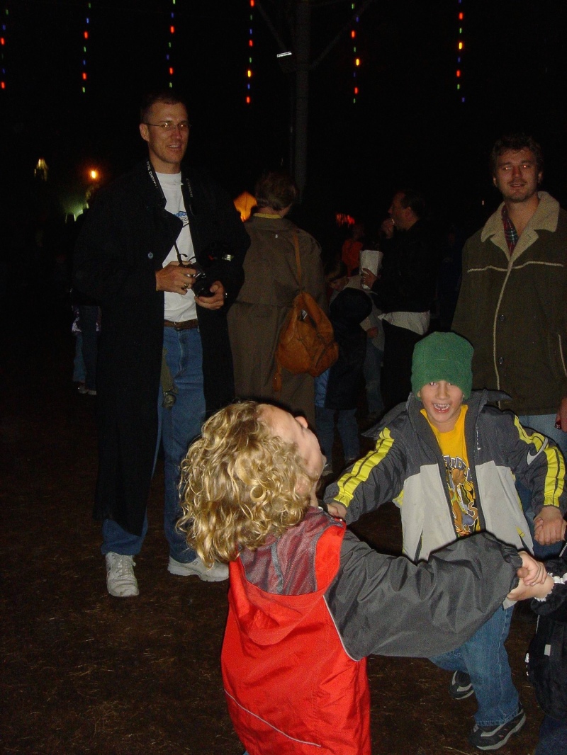 Hildebrand Christmas ScreenSaver/800x600_2005-12-22-28 Trail of Lights.jpg